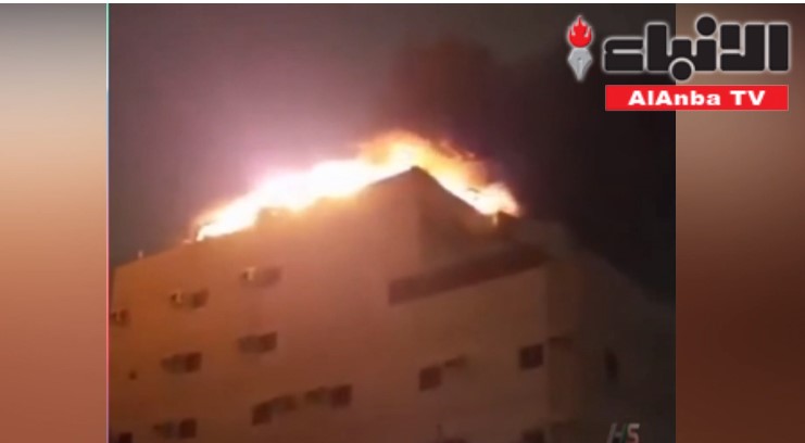 بالفيديو.. صاعقة رعدية تضرب عمارة سكنية بجدة.. وتشعل النيران بها