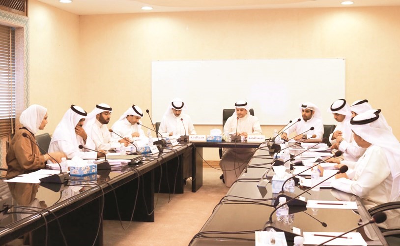 فهيد المويزري مترئسا اجتماع لجنة الأحمدي﻿