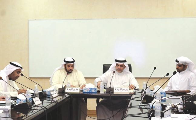 د.حسن كمال خلال ترؤسه اجتماع اللجنة﻿