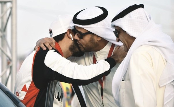 مشاري الظفيري معانقا الشيخ عذبي النايف عقب فوزه بالمركز الثاني -(كونا)﻿