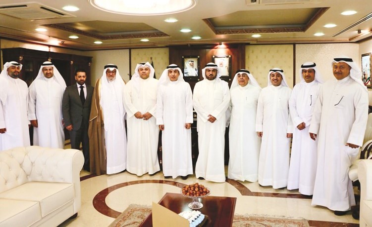 الوزير د.حامد العازمي ويوسف النجار وفيصل المقصيد مع وفد مدارس الاخلاص الاهلية﻿