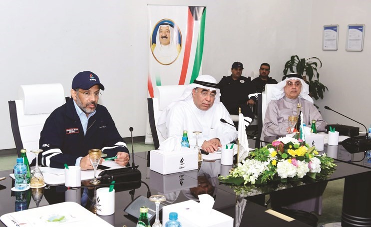 محمد غازي المطيري وأسعد السعد ومساعد العرادة خلال المؤتمر الصحافي﻿