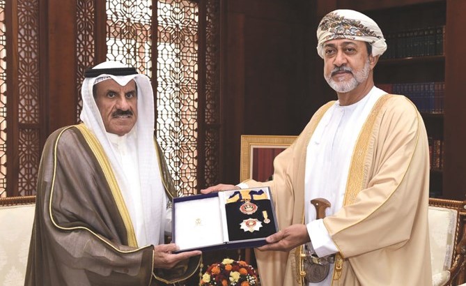 الوزير هيثم بن طارق آل سعيد يسلم السفير فهد المطيري وسام النعمان من الدرجة الأولى	﻿