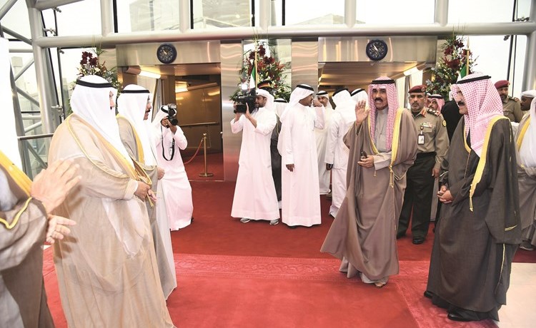 سمو ولي العهد الشيخ نواف الأحمد محييا الشيخ سعود الفيصل وسمو الشيخ ناصر المحمد قبيل مغادرته ﻿