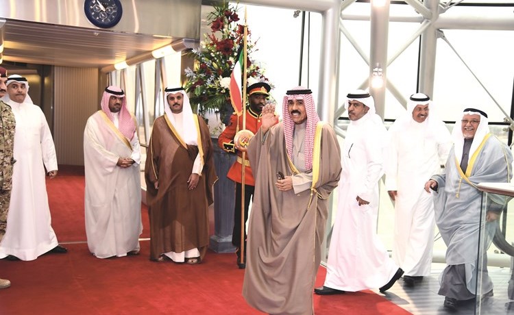 سمو ولي العهد الشيخ نواف الأحمد محييا مودعيه ويبدو الشيخ علي الجراح﻿