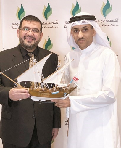 م.بشار القطان يهدي م.علي الموسوي هدية تذكارية﻿