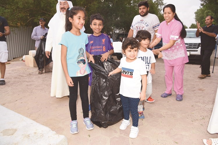 الاطفال حرصوا على المشاركة في جمع القمامة وعملية التنظيف ﻿