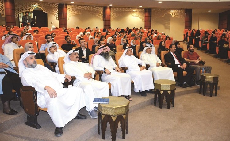 رئيس الجامعة محمد بن إبراهيم الزكري من الحضور﻿
