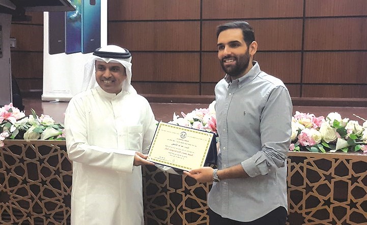 تكريم الشايجي من قبل مدير المركز محمد العجمي﻿