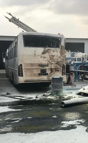 الاطفائيون أخلوا الموقع بعد تطاير أجزاء من الصهريج وتضرر مركبات﻿