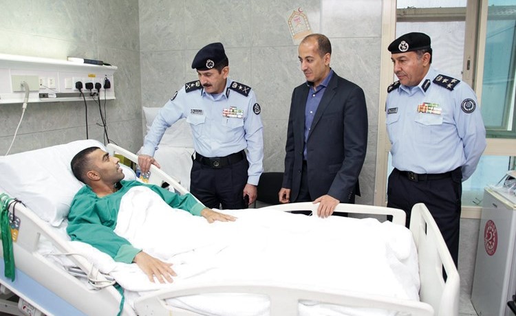 الفريق خالد المكراد يطمئن على حالة الإطفائي بحضور مدير مستشفى الأميري والعميد خليل الامير﻿
