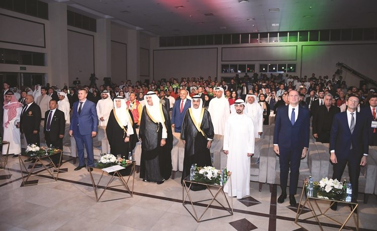 الشيخ سلمان الحمود متوسطا الشيخ علي بن عبدالله آل خليفة ودعيج العتيبي وضيوف الحدث خلال حفل انطلاق البطولة﻿