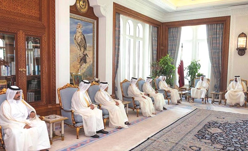 امير قطر الشيخ تميم بن حمد مستقبلا الوزراء الجدد بعد اداء اليمين     (قنا)﻿