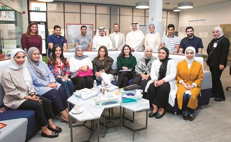 هدى البقشي في لقطة مع المتدربين﻿