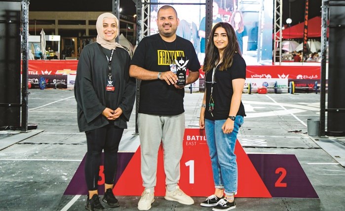 ممثل الوطني متسلما درعا تكريمية﻿