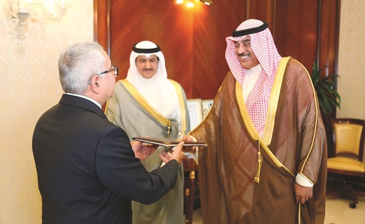 الشيخ صباح الخالد يتسلم نسخة من أوراق اعتماد السفير سارمين باغداساريان﻿