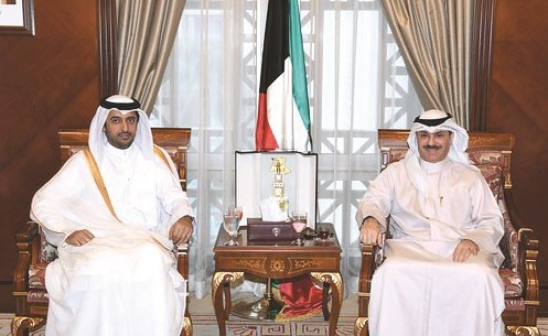 الشيخ خالد العبدالله مستقبلا سفير قطر بندر محمد عبدالله العطية	﻿