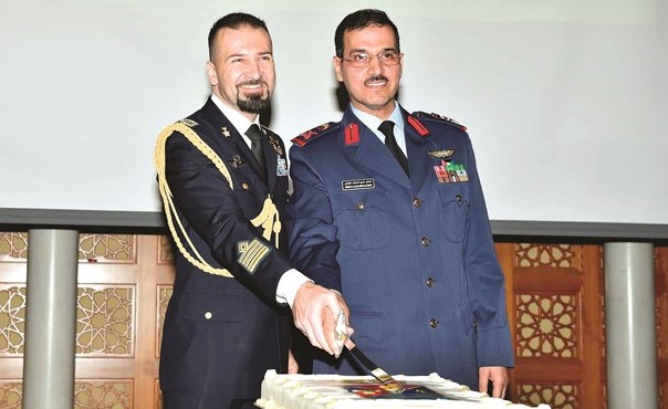 اللواء الركن طيار عدنان الفضلي مشاركا العقيد فيتو كراكاس قطع كعكة الاحتفال بعيد القوات المسلحة الإيطالية	(متين غوزال)﻿