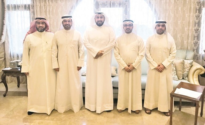 الشيخ د.باسل الصباح متوسطا أعضاء الجمعية الصيدلية خلال اللقاء﻿