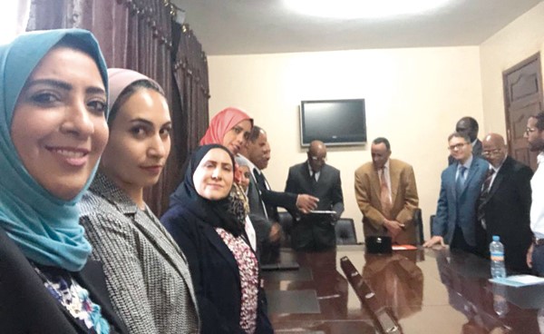 فريق «توعية بلا حدود» خلال اللقاء