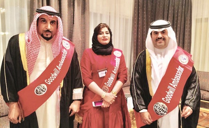 الشيخ دعيج الخليفة لدى تكريمه مع د. مها الحشاش ومحمد العثمان﻿