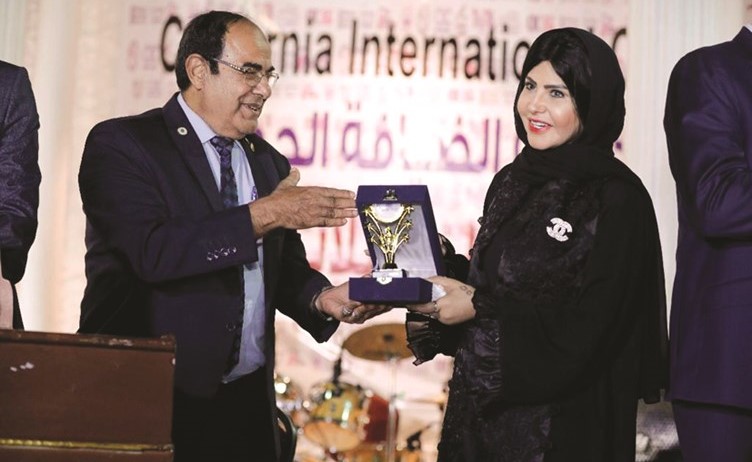 غادة الدويلة تتسلم درع التكريم الفخري ﻿