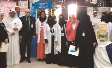 عدد من واعظات إعانة المرضى خلال الحملة في مستشفى الجهراء﻿