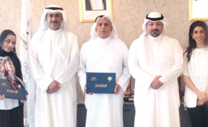 الشيخ يوسف العبدالله يكرم فريق العمل