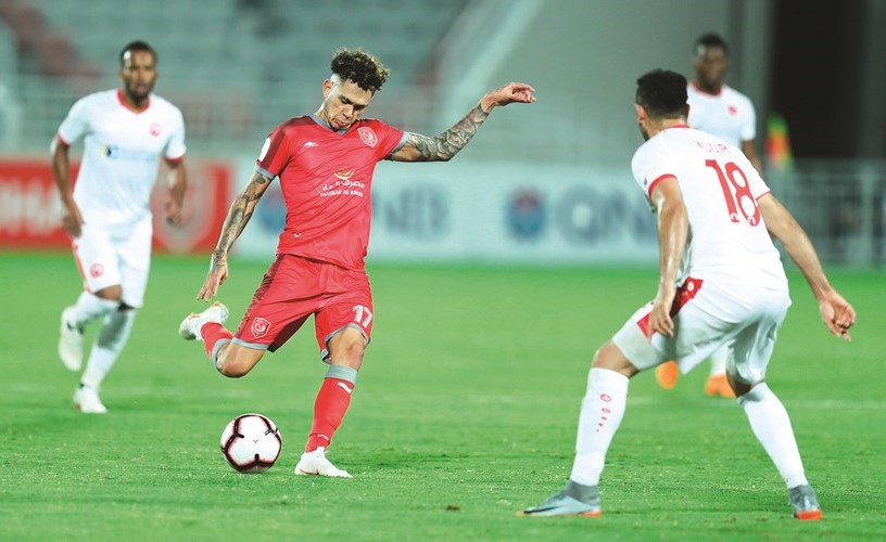 لاعب الدحيل ايدميلسون جونيور يسدد على مرمى العربي﻿