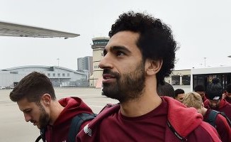 بالفيديو.. موقف طريف لـ محمد صلاح خلال رحلة ليفربول إلى صربيا