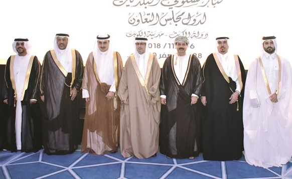 م.أحمد المنفوحي متوسطا المشاركين في اجتماع كبار مسؤولي بلديات الخليج- (محمد هنداوي) ﻿