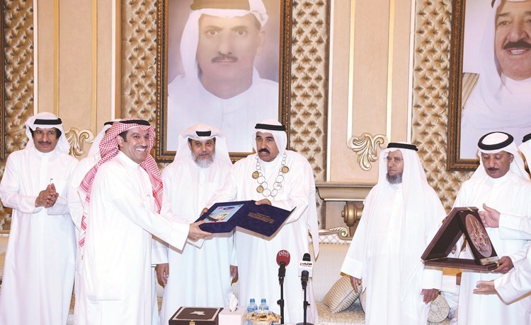 حمزة الخياط يقدم نسخة من الموسوعة الإملائية إلى النائب السابق أحمد الشحومي﻿