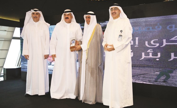 الوزير م . بخيت الرشيدي مكرما احمد الريس احد ابرز قيادات النفط والذي كان له دور فعال و كبير في في إطفاء الآبار المشتعلة بسبب الغزو العراقي الغاشم	 (عادل سلامة)﻿