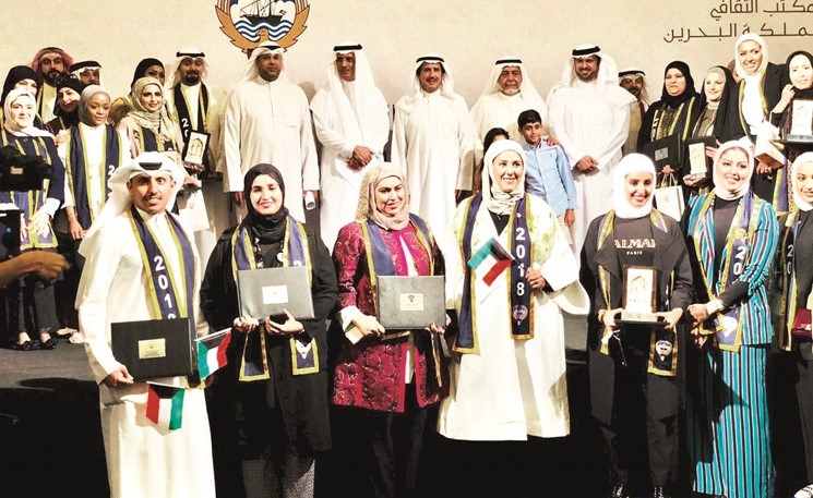 السفير الشيخ عزام الصباح مع الطلبة المكرمين﻿