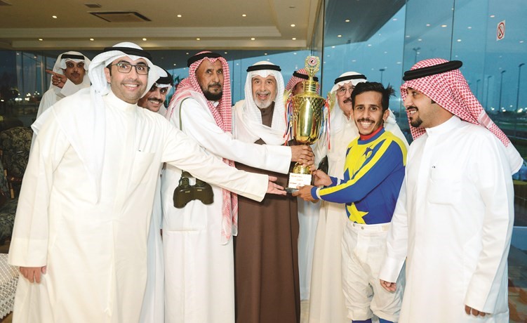 الشيخ علي الحمود وهيئة السباق يسلمون كأس الافتتاح إلى إسطبل الحمدان﻿