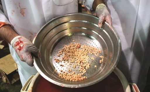 حبوب الكبتاغون وقد تلونت بالأحمر جراء إختلاط الكاتشاب بها﻿