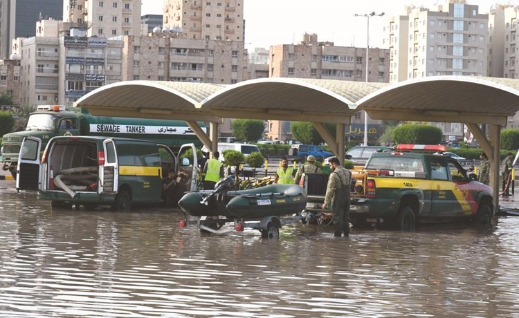 جانب من تعامل عناصر الحرس الوطني مع مياه الأمطار ﻿
