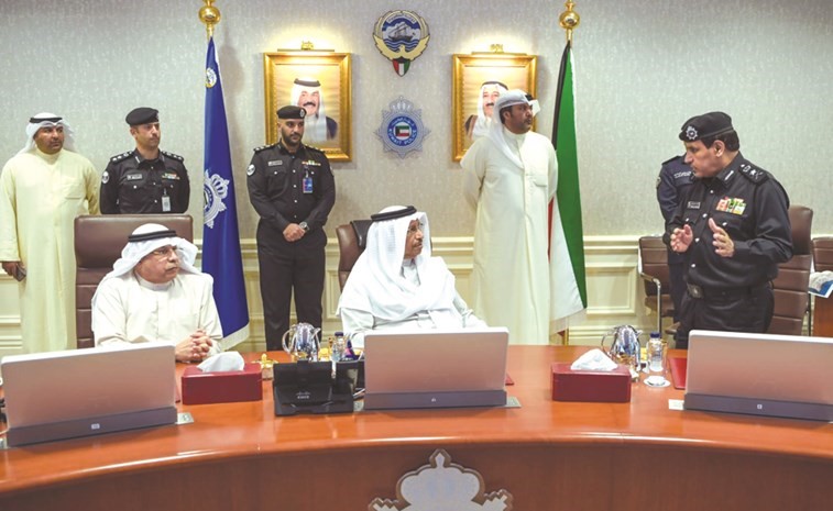 سمو رئيس مجلس الوزراء الشيخ جابر المبارك يستمع إلى شرح عن كيفية التعامل مع الأزمة بغرفة اتخاذ القرار في الداخلية﻿