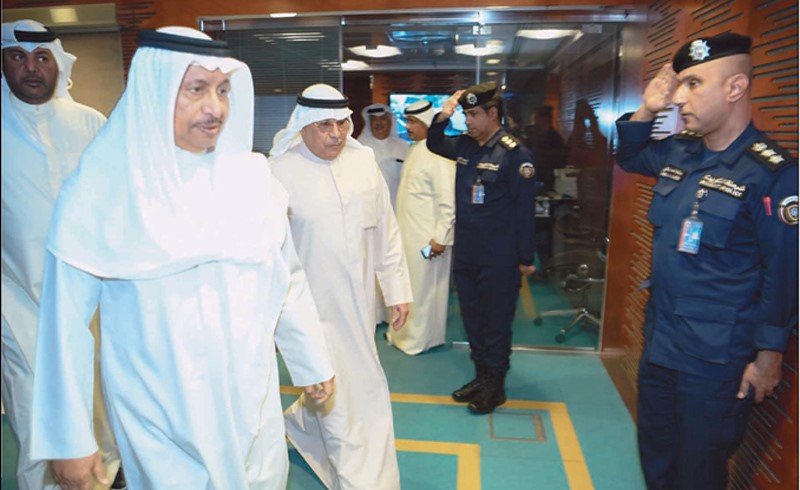 سمو الشيخ جابر المبارك والشيخ خالد الجراح يتابعان جهود الجهات المعنية لمعالجة آثار الأمطار