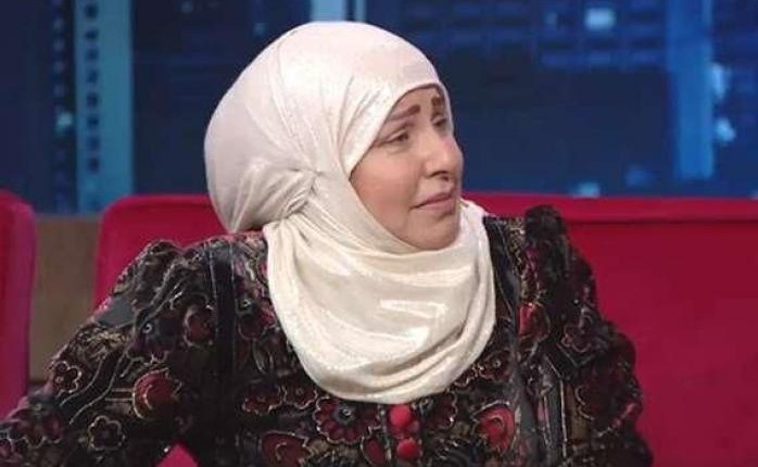 بالفيديو.. فنانة تونسية معتزلة تبكي على الهواء : أمنيتي أن أمسح المسجد النبوي‎