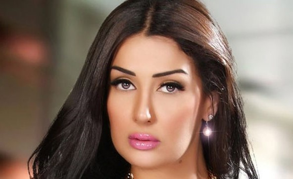 غادة عبدالرازق على كرسيّ مع رونالدينيو.. شاهد كيف علّق المتابعون