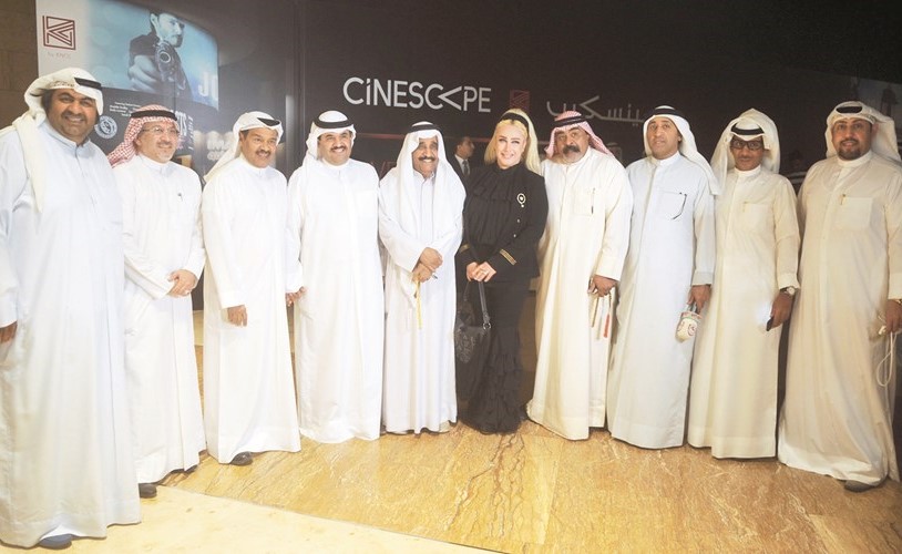 ﻿الشيخ دعيج الخليفة مع عدد من نجوم الفيلم وضيوف العرض بمجمع 360﻿