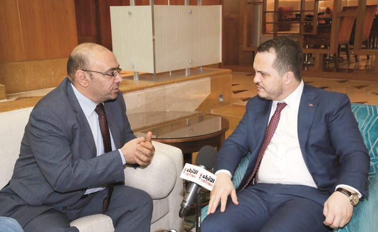 ﻿مدير مكتب الاستثمار التركي أردا أرموط متحدثا إلى الزميل أسامة دياب (زين علام)﻿