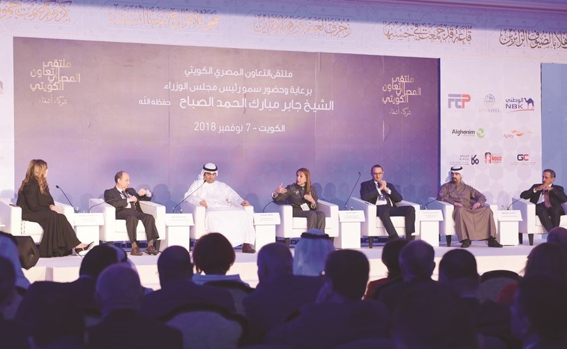 خالد الروضان وم.عمرو نصار والشيخ د.مشعل الجابر وشيخة البحر ومعتز الألفي خلال الجلسة﻿