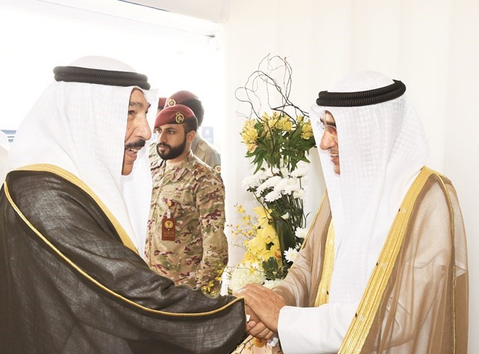 الشيخ جابر العبدالله مصافحا م. بخيت الرشيدي﻿