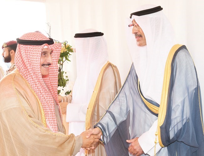 الشيخ د.إبراهيم الدعيج مصافحا الشيخ فواز الخالد﻿