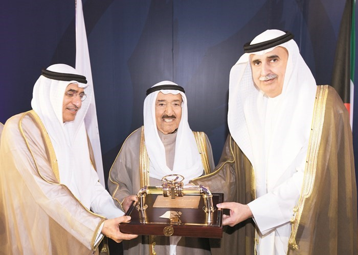 صاحب السمو الأميرالشيخ صباح الأحمد يتلقى هدية تذكارية من بخيت الرشيدي ونزار العدساني﻿