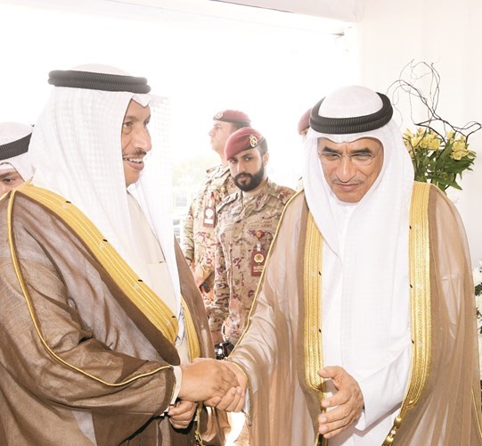 سمو الشيخ جابر المبارك مصافحا وزير النفط﻿