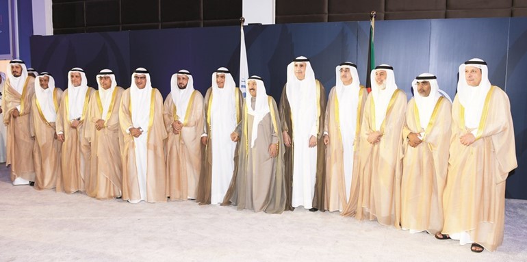 صاحب السمو الأمير الشيخ صباح الأحمد وم. بخيت الرشيدي ونزار العدساني في لقطة جماعية مع قياديي شركة نفط الكويت﻿
