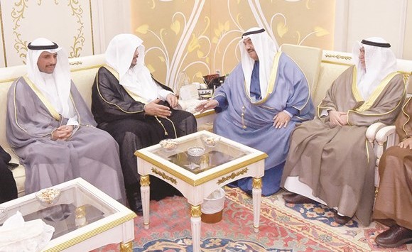 سمو الشيخ ناصر المحمد في حديث مع د.عبدالله آل الشيخ بحضور رئيس مجلس الأمة مرزوق الغانم ود. إسماعيل الشطي﻿
